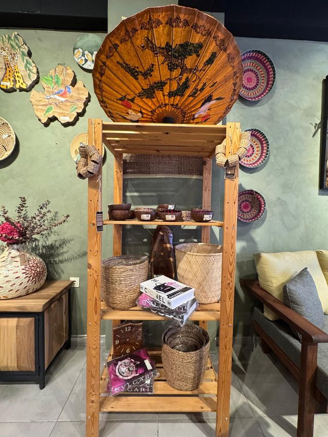 Showroom dekor rafı: sepetler, kaseler ve aksesuarlar