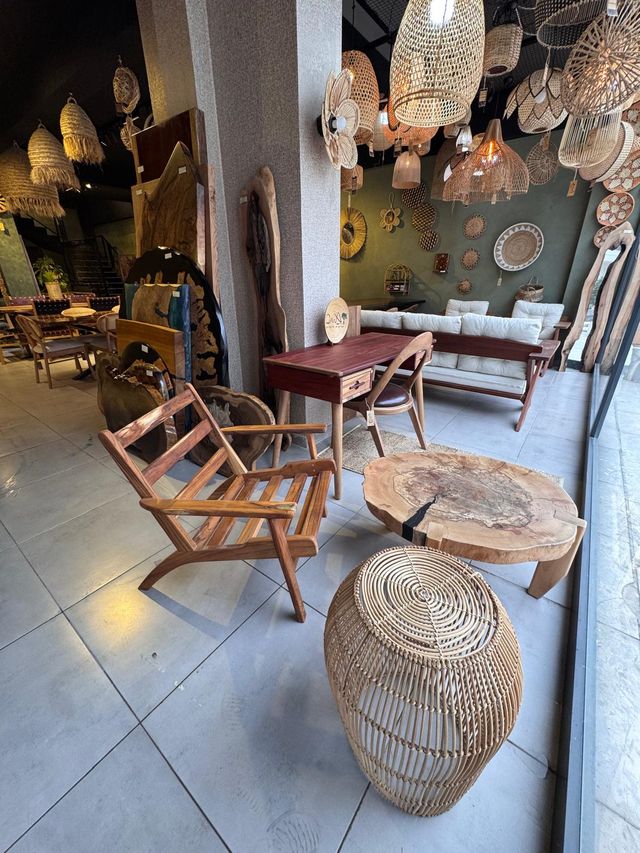 Showroom içinde masif oturma grubu, kütük sehpa ve dekor duvarı